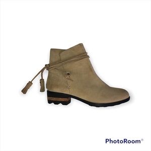 SOREL Farrah Waterproof Suede Ankle Boots with Tassel detail Tan/Camel Sz 7.5